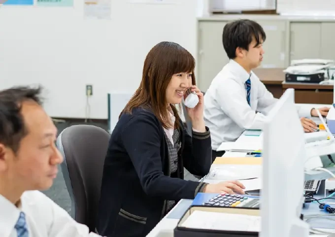 オフィスで電話対応をする社員